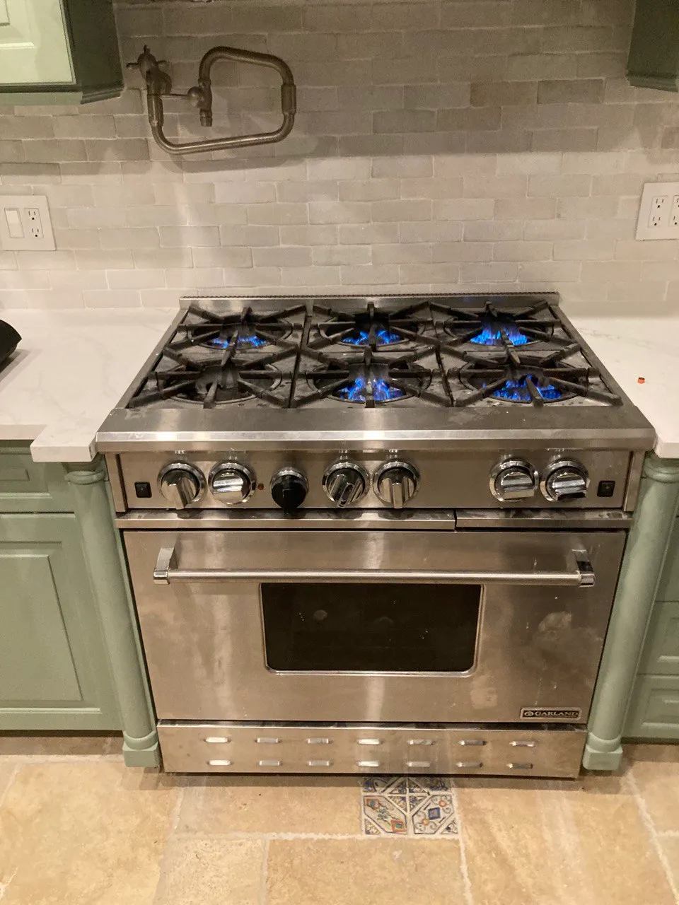 Professional gas range with six burners lit