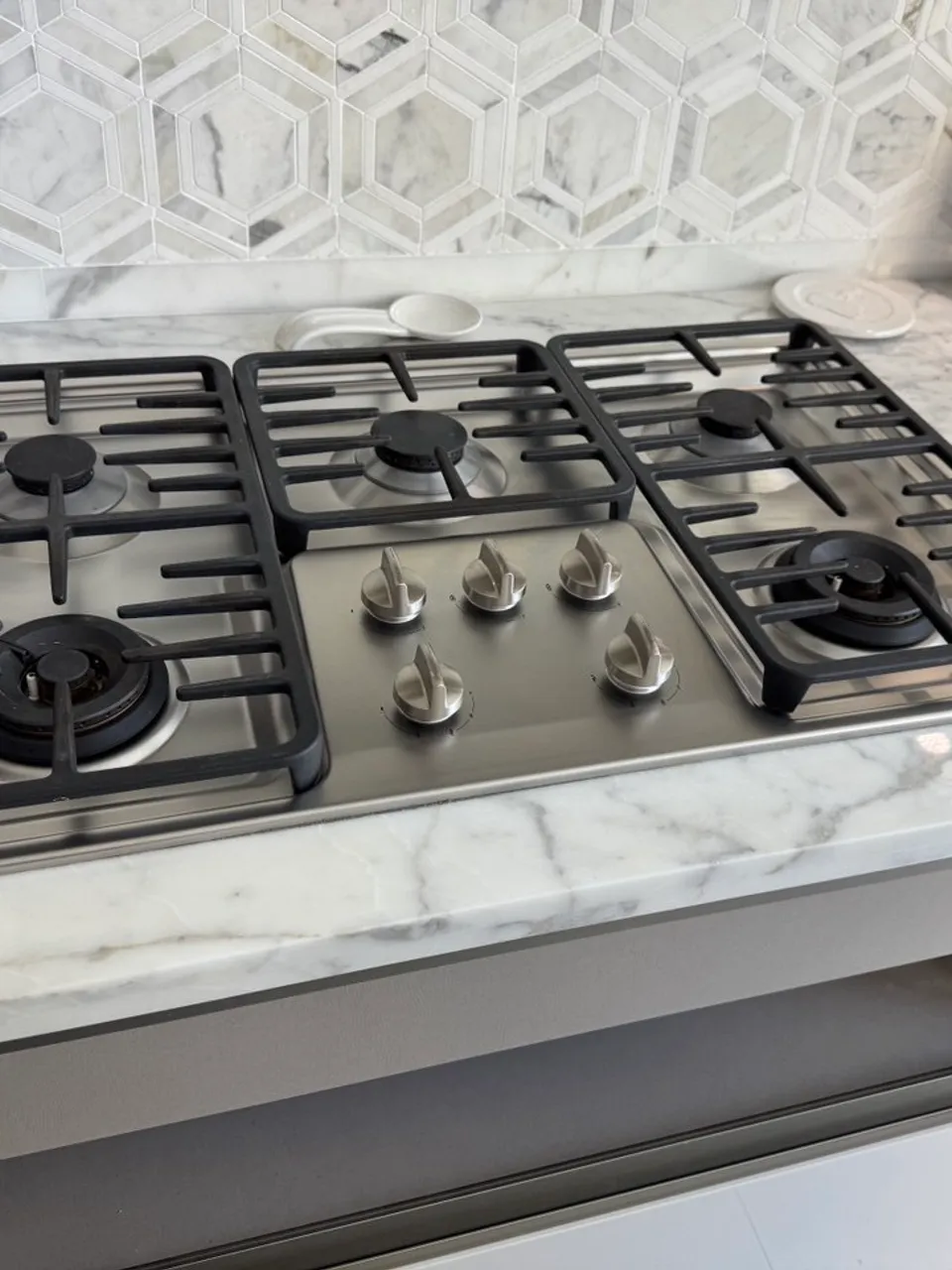 Gas cooktop installed in a marble countertop